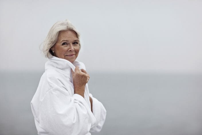 Livsstilsfotografering, senior kvinde ved havet © foto Ida Schmidt