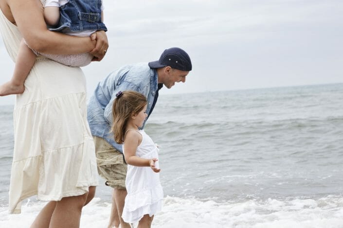 Fotografering af livsstil, billedbank, far og datter ved stranden © Foto Ida Schmidt