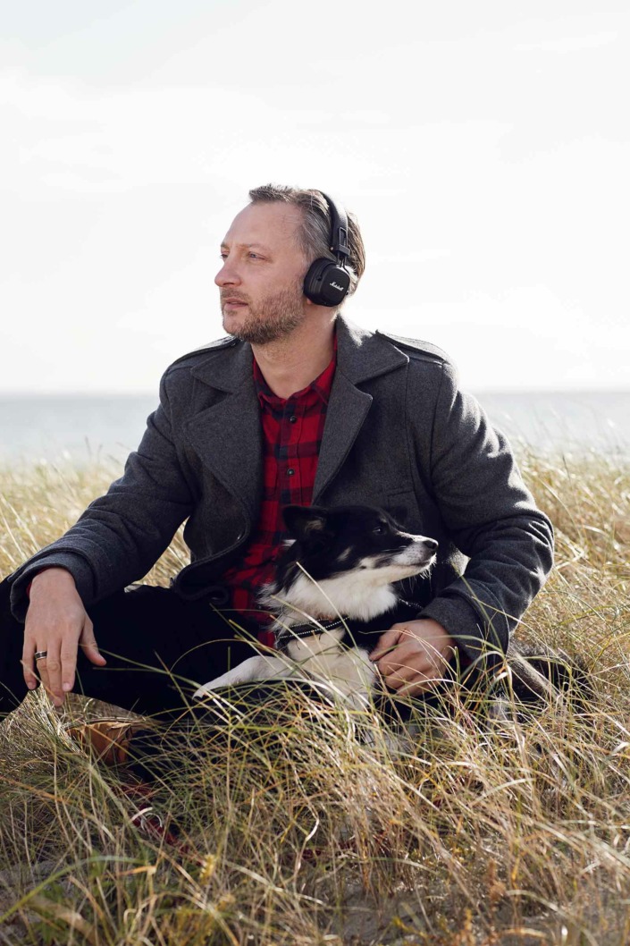 Fotografering til billedbank, mand og hund ved stranden,eReolen ©foto Ida Schmidt